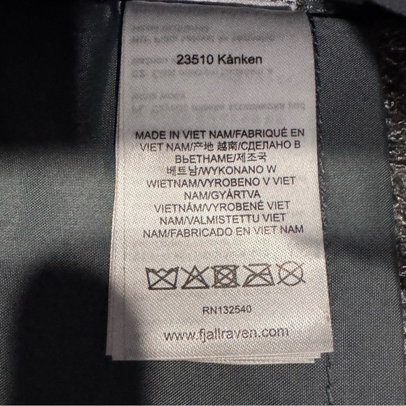 Fjallraven Kanken Classic Everyday Backback in Super Grey main image 12